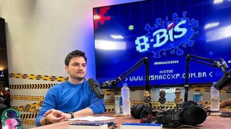 Felipe Neto fazendo propaganda para o Bis