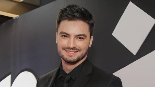 Felipe Neto tem recebido críticas por comprar livros para os seguidores; entenda