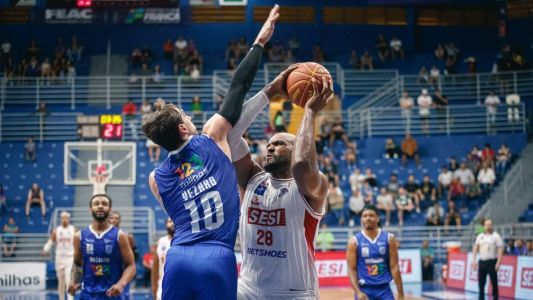 Felipe Vezaro, ala do Minas, e Lucas Mariano, pivô do Franca