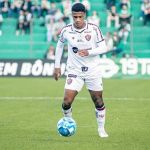 Vitória estende contrato com Zé Hugo e compra direitos de Felipe Vieira