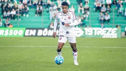 Felipe Vieira assinou novo contrato com o Vitória