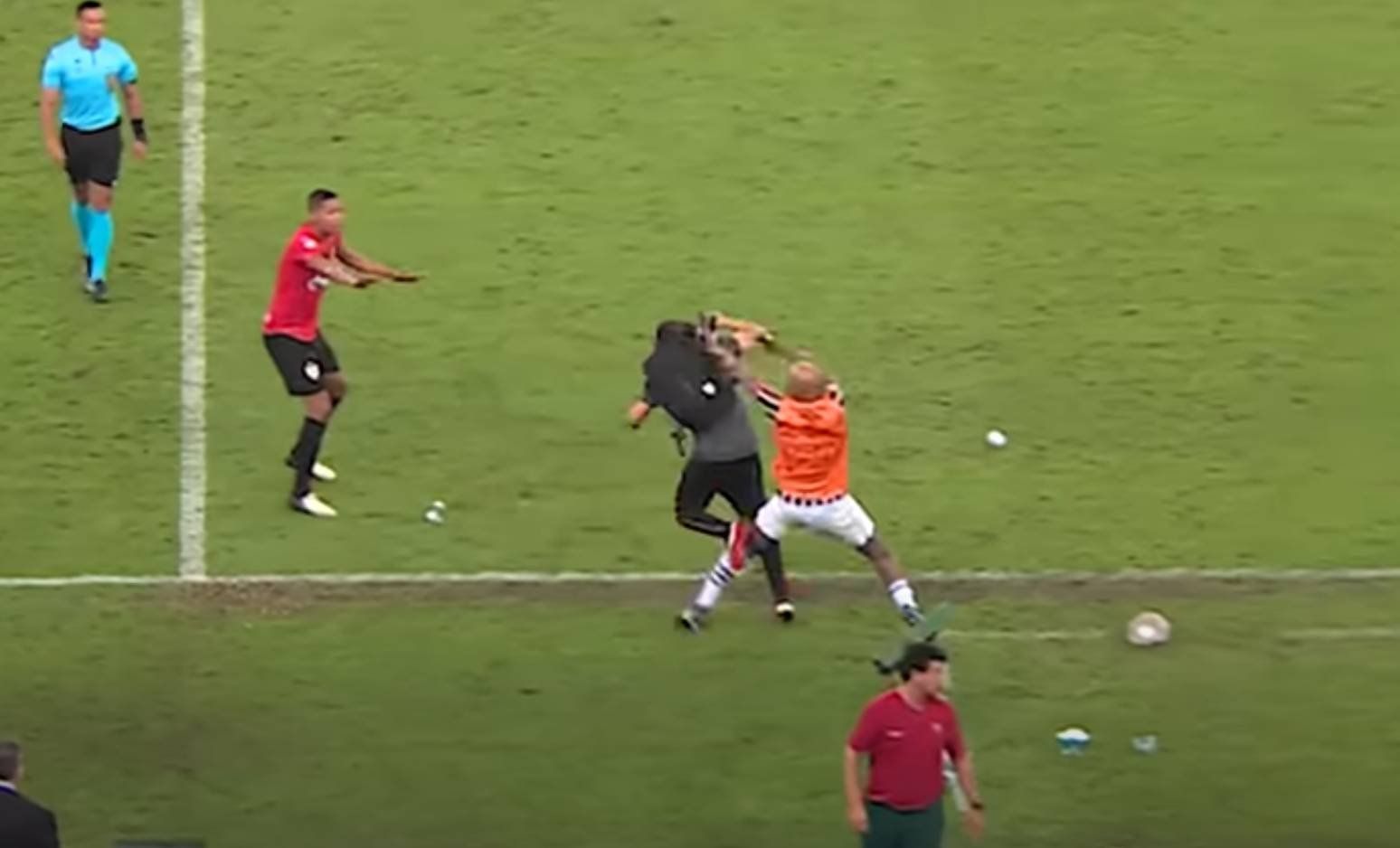Felipe Melo, do Fluminense, é punido com um jogo por empurrão em assessor do Atlético-GO