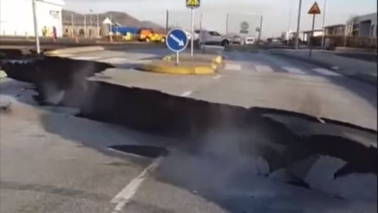 Fenda se abriu nas ruas e calçadas da cidade de Grindavik, na Islândia