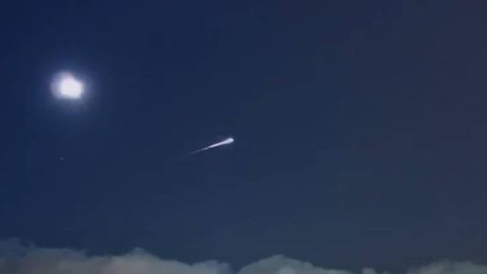 Fenômeno durou apenas alguns segundos e assustou moradores que registraram em vídeo a bola de fogo que cruzou o céu