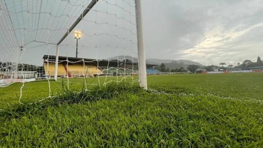 Fenômeno ficou na bronca com o gramado do Ronaldo Junqueira, em Poços de Caldas