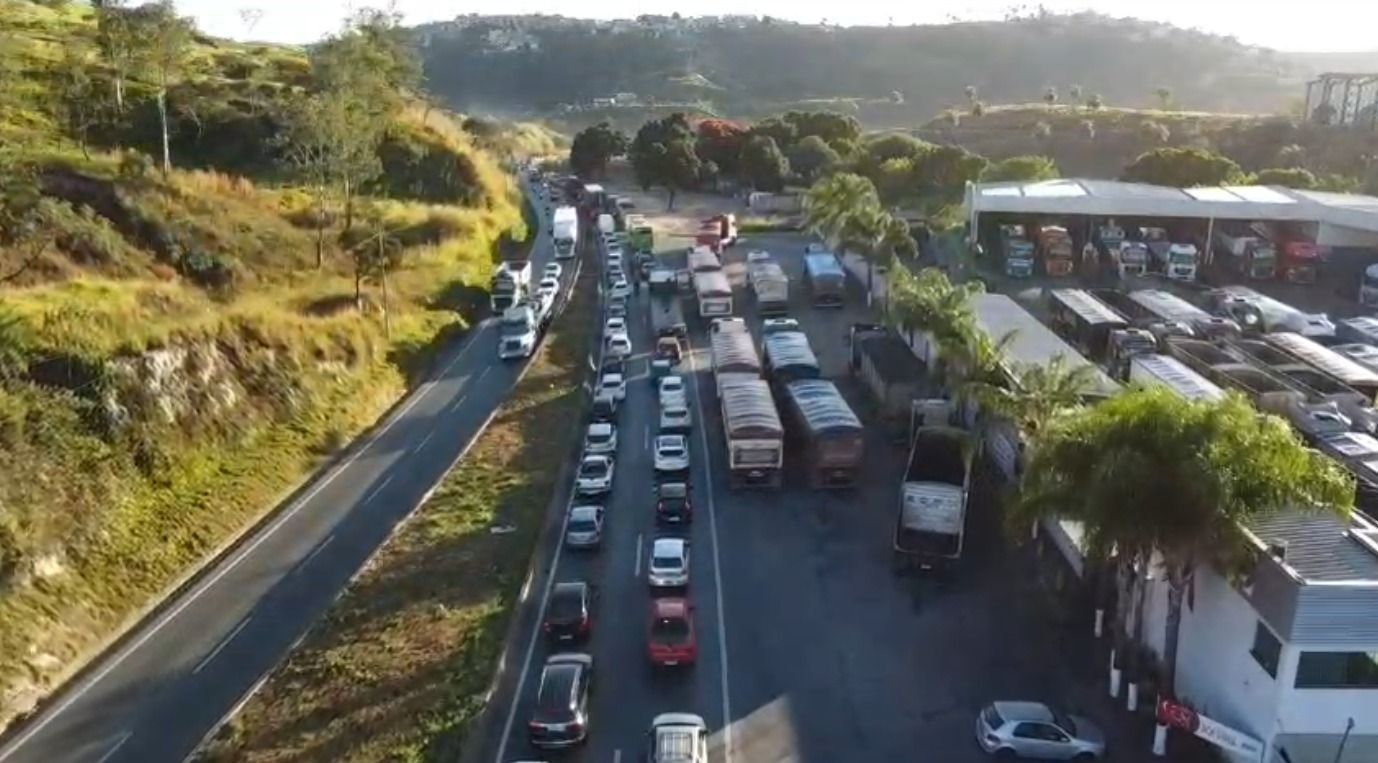 Feriado de Corpus Christi: vídeo mostra saída da BR-381 travada nesta quinta-feira (19)