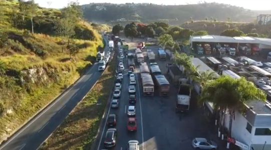 Feriado de Corpus Christi: vídeo mostra saída da BR-381 travada nesta quinta-feira (19).