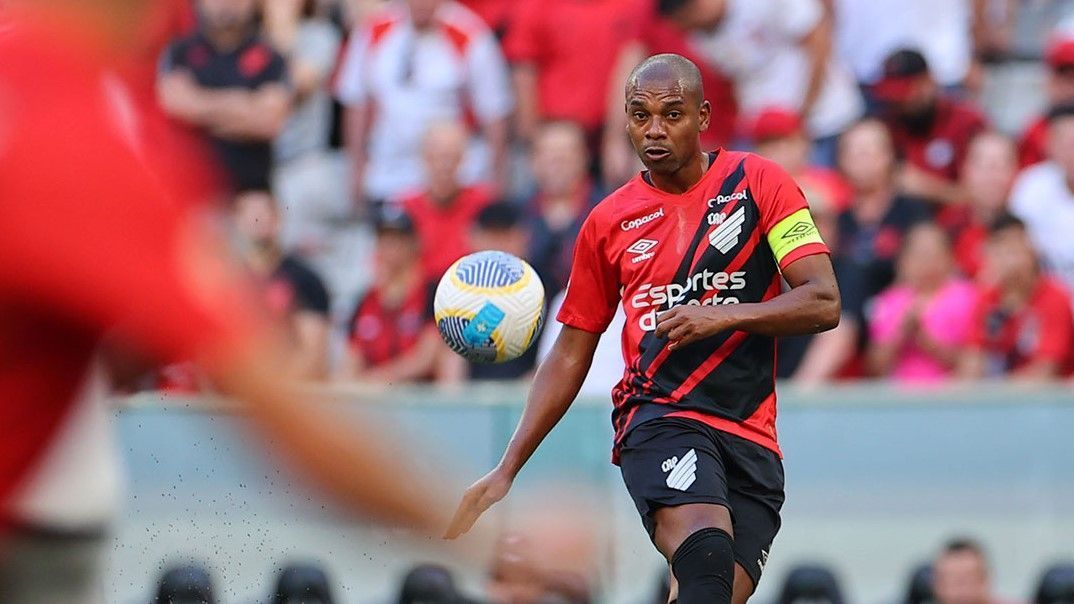 Com um a menos, Vasco perde para o líder Athletico e se mantém no Z4 da Série A
