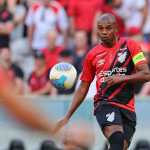 Com um a menos, Vasco perde para o líder Athletico e se mantém no Z4 da Série A