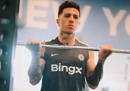 Enzo Fernández durante treino do Chelsea para jogo do Mundial de Clubes da Fifa