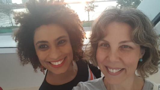 Foto mostra Marielle Franco e Fernanda Chaves