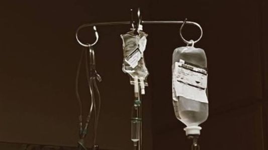 Fernanda Keulla mostrou que estava tomando soro e medicação na veia em hospital