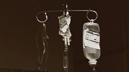 Fernanda Keulla mostrou que estava tomando soro e medicação na veia em hospital