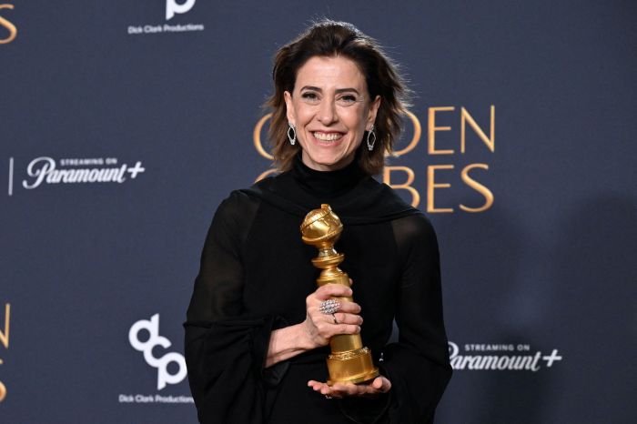Fernandas Torres após ser pemiado no Globo de Ouro