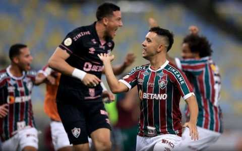 Leo Fernández comemora gol