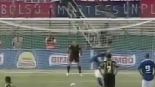 Fernandinho, de pênalti, marcou um dos gols da vitória do Cruzeiro sobre o Atlético