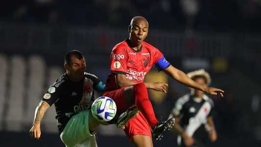 Fernandinho foi um dos destaques do Athletico na vitória sobre o Vasco