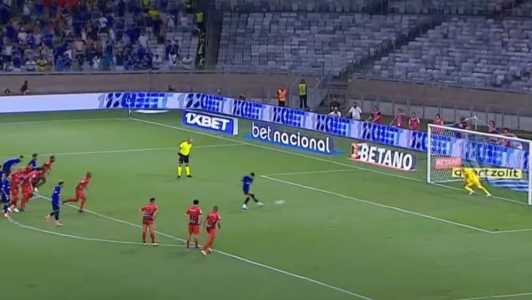 Fernandinho invadiu meia-lua durante batida de Bruno Rodrigues