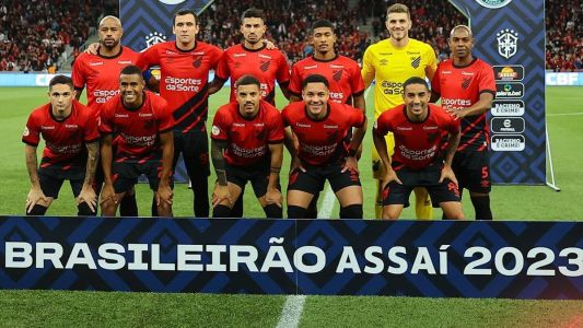 Fernandinho (primeiro em pé, da direita para a esquerda) está fora do duelo com o Galo