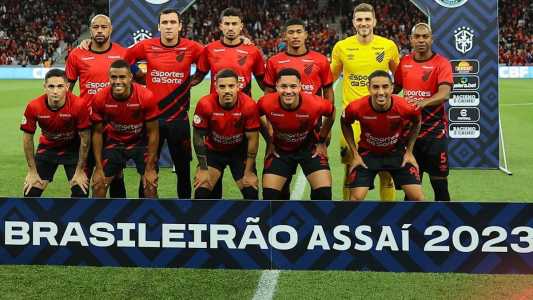Fernandinho (primeiro em pé, da direita para a esquerda) está fora do duelo com o Galo