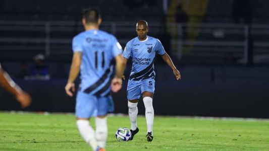 Fernandinho se machucou na derrota do Athletico-PR