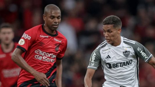 Fernandinho, volante do Athletico-PR, e Pedrinho, meia do Atlético, durante a partida deste sábado