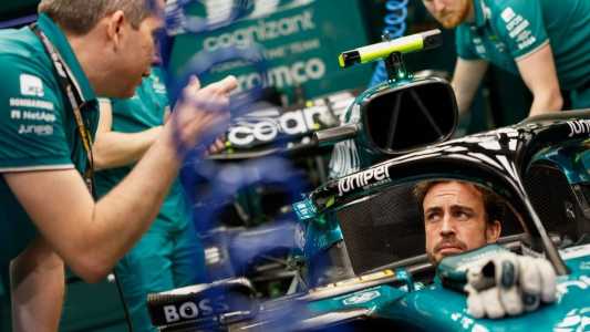 Fernando Alonso pilota pela Aston Martin em sua 23ª temporada na Fórmula 1
