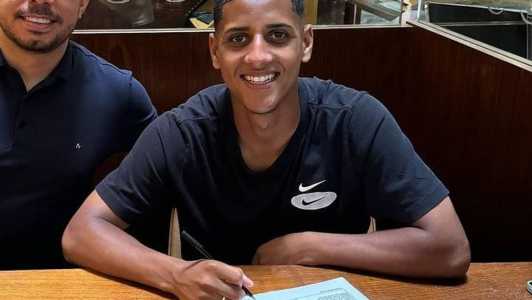 Fernando, atacante do Cruzeiro, na assinatura do contrato com a Nike