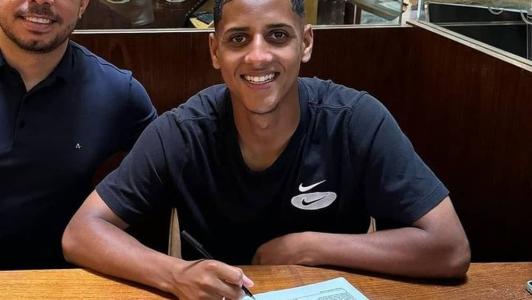 Fernando, atacante do Cruzeiro, na assinatura do contrato com a Nike