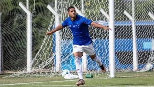 Fernando comemora gol pelo time sub-20 do Cruzeiro