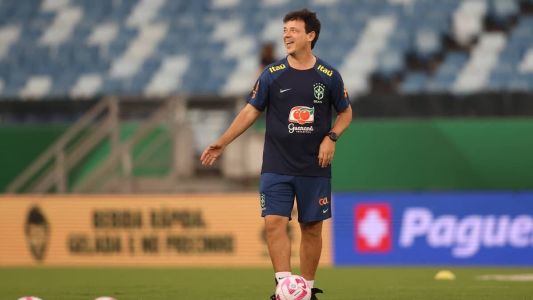 Fernando Diniz comanda treino em Cuiabá, onde o Brasil encara a Venezuela nesta quinta-feira (12)