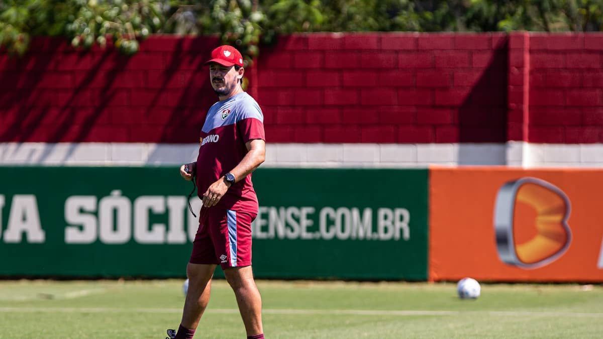 Torcida do Fluminense vai ao CT apoiar, mas festa termina em confusão
