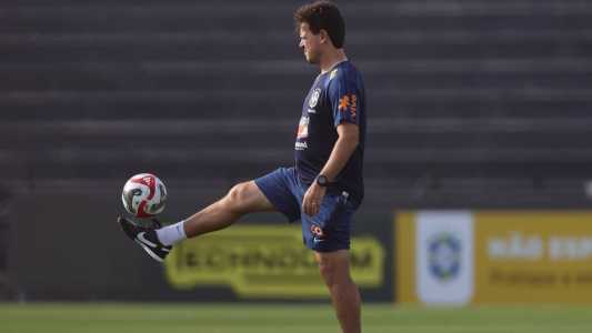 Fernando Diniz domina a bola em treinamento da Seleção em Lima, no Peru