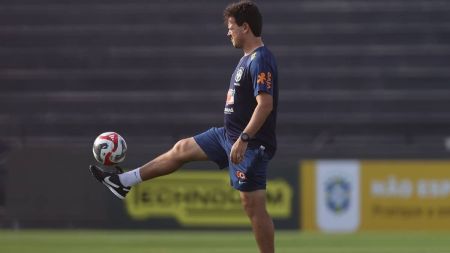 Fernando Diniz domina a bola em treinamento da Seleção em Lima, no Peru