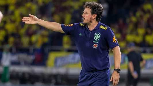 Fernando Diniz durante Brasil x Colômbia, nesta quinta, em Barranquilla
