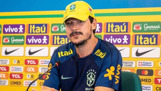 Fernando Diniz durante entrevista coletiva antes de jogo contra a Colômbia