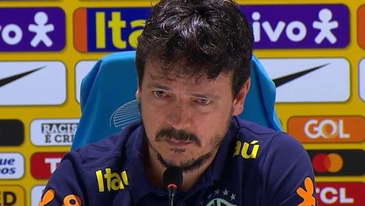 Fernando Diniz durante entrevista coletiva após derrota para a Argentina