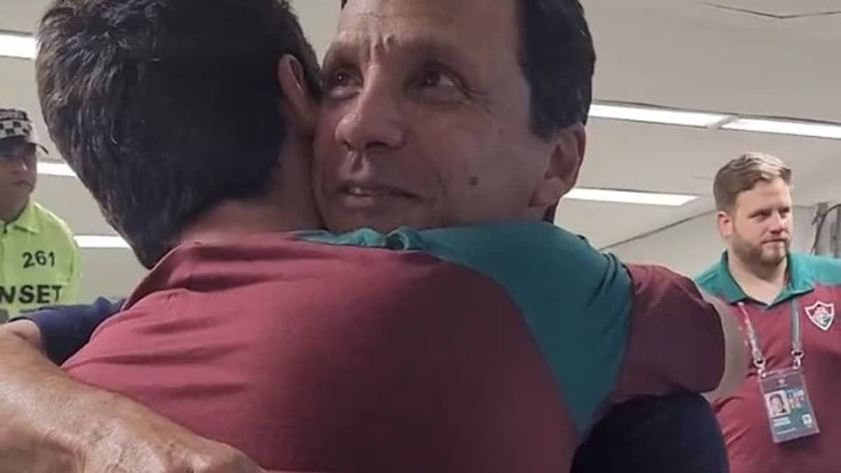 Zé Ricardo dá abraço efusivo em Diniz, e Cruzeiro divulga conversa 'ao pé do ouvido'