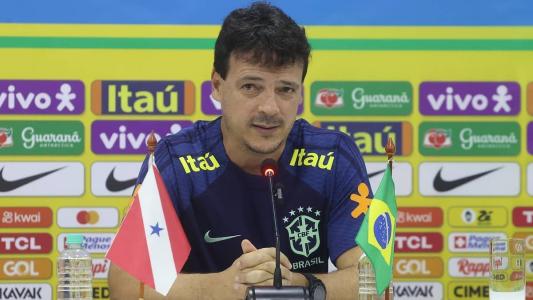 Fernando Diniz em coletiva de imprensa na véspera da Seleção estrear nas Eliminatórias