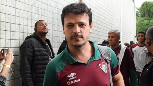 Fernando Diniz na chegada à Volta Redonda para o jogo contra o Goiás