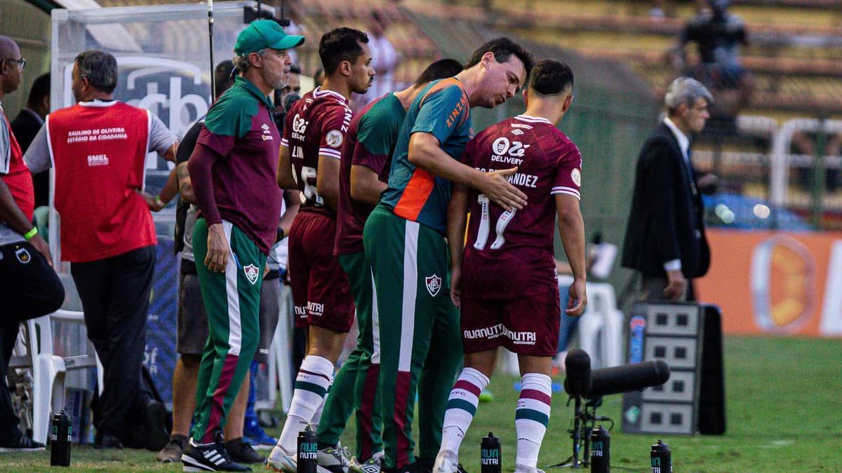 Fernando Diniz reclama da arbitragem e gramado em vitória do Fluminense