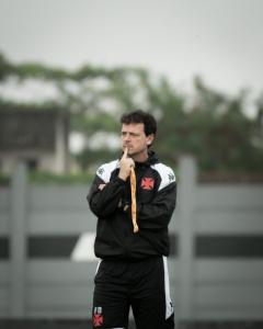 Fernando Diniz comandou o primeiro treino no CT Moacyr Barbosa na segunda-feira (12)