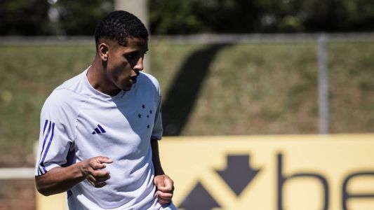 Fernando durante treino pelo Cruzeiro, na Toca da Raposa 2, em Belo Horizonte