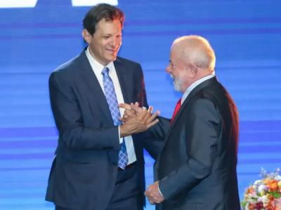 O ministro Fernando Haddad cumprimenta o presidente Lula