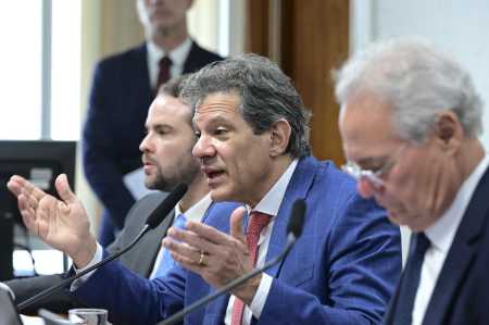O ministro da Fazenda, Fernando Haddad (cen.), durante audiência no Senado