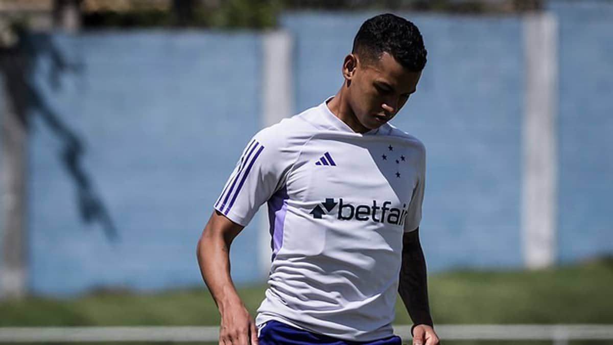 Fernando Henrique volta a ser opção no Cruzeiro e busca minutos em campo