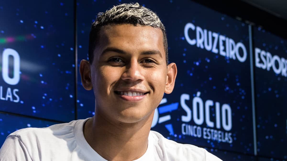 Cruzeiro: Volante Fernando Henrique passa por cirurgia no menisco 