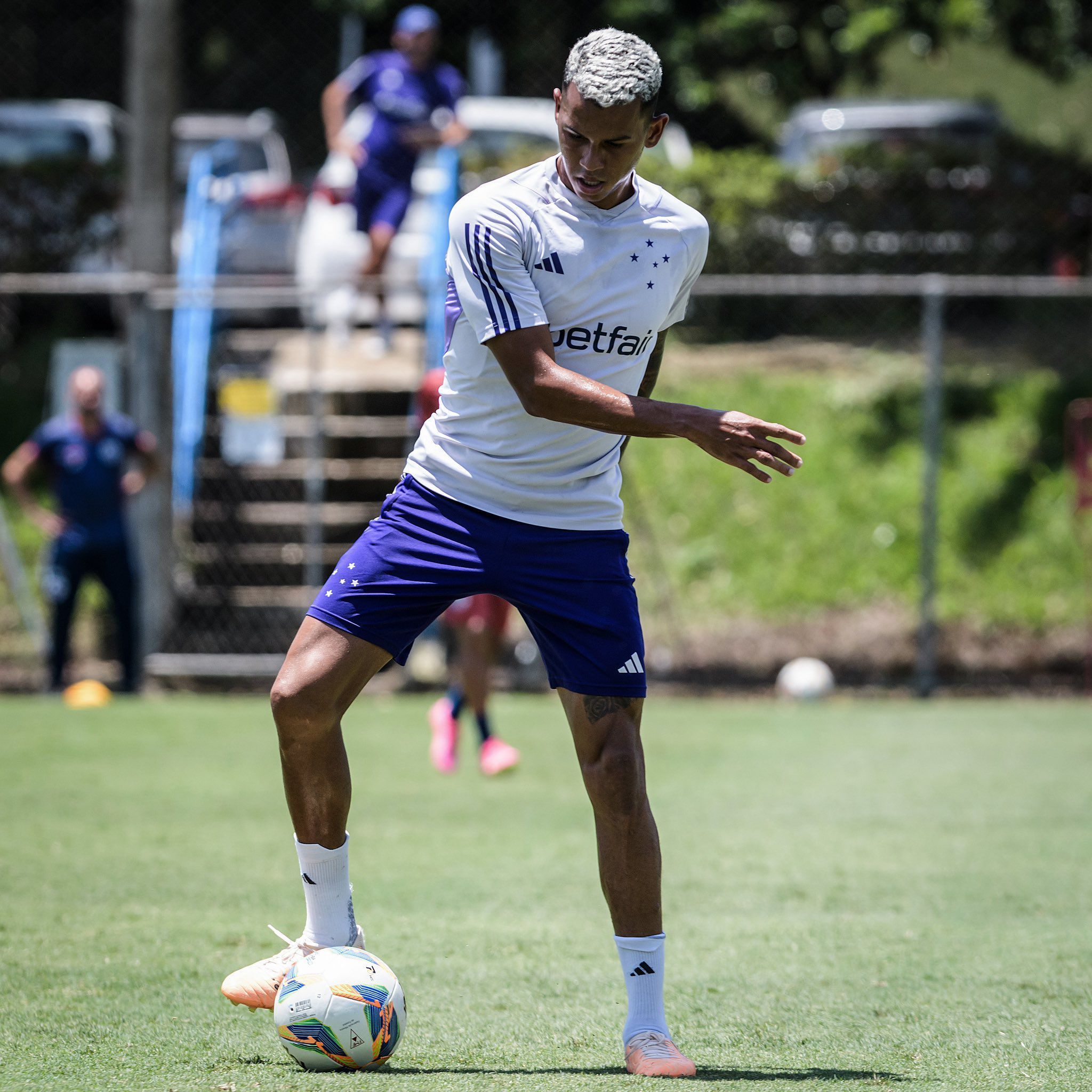 Cruzeiro detalha situação médica de volante; saiba detalhes