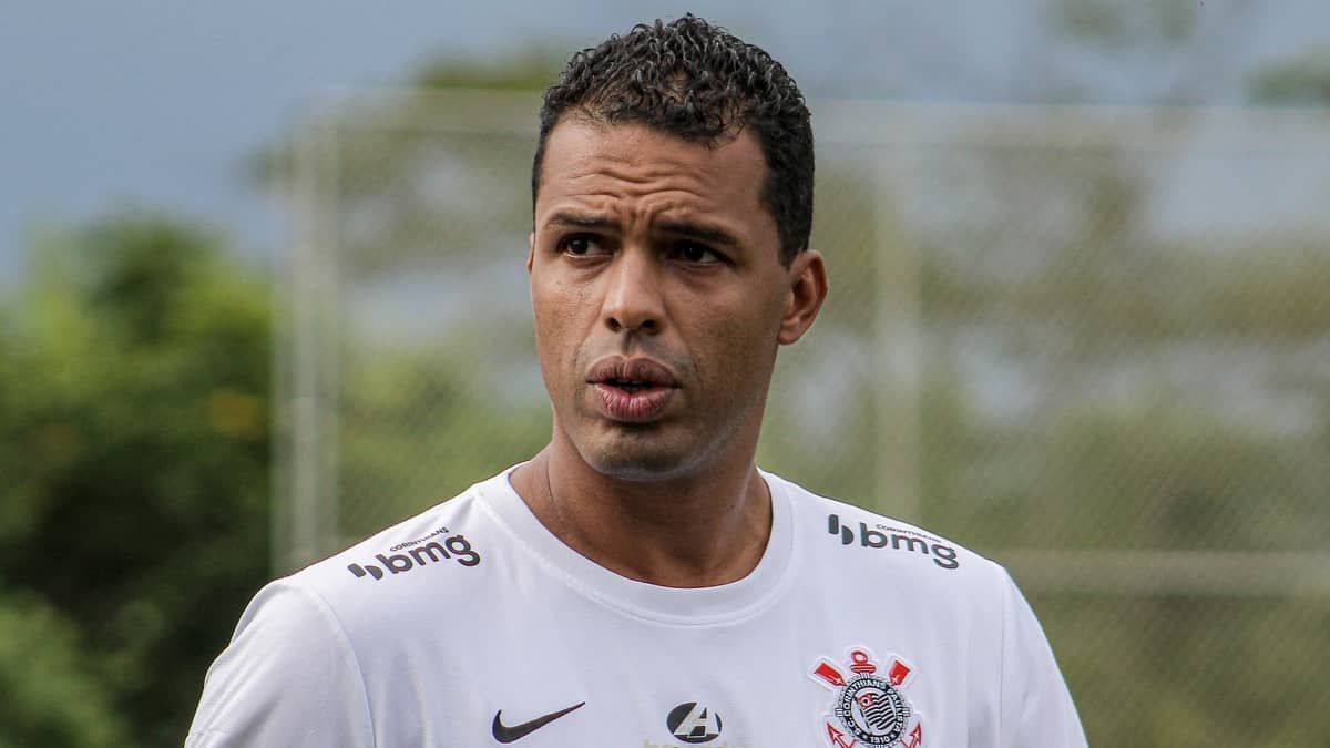 Corinthians demite técnico Fernando Lázaro
