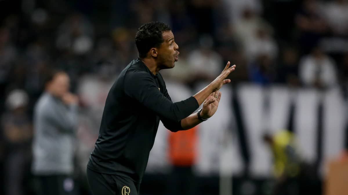 Corinthians terá conversa para definir futuro de Lázaro